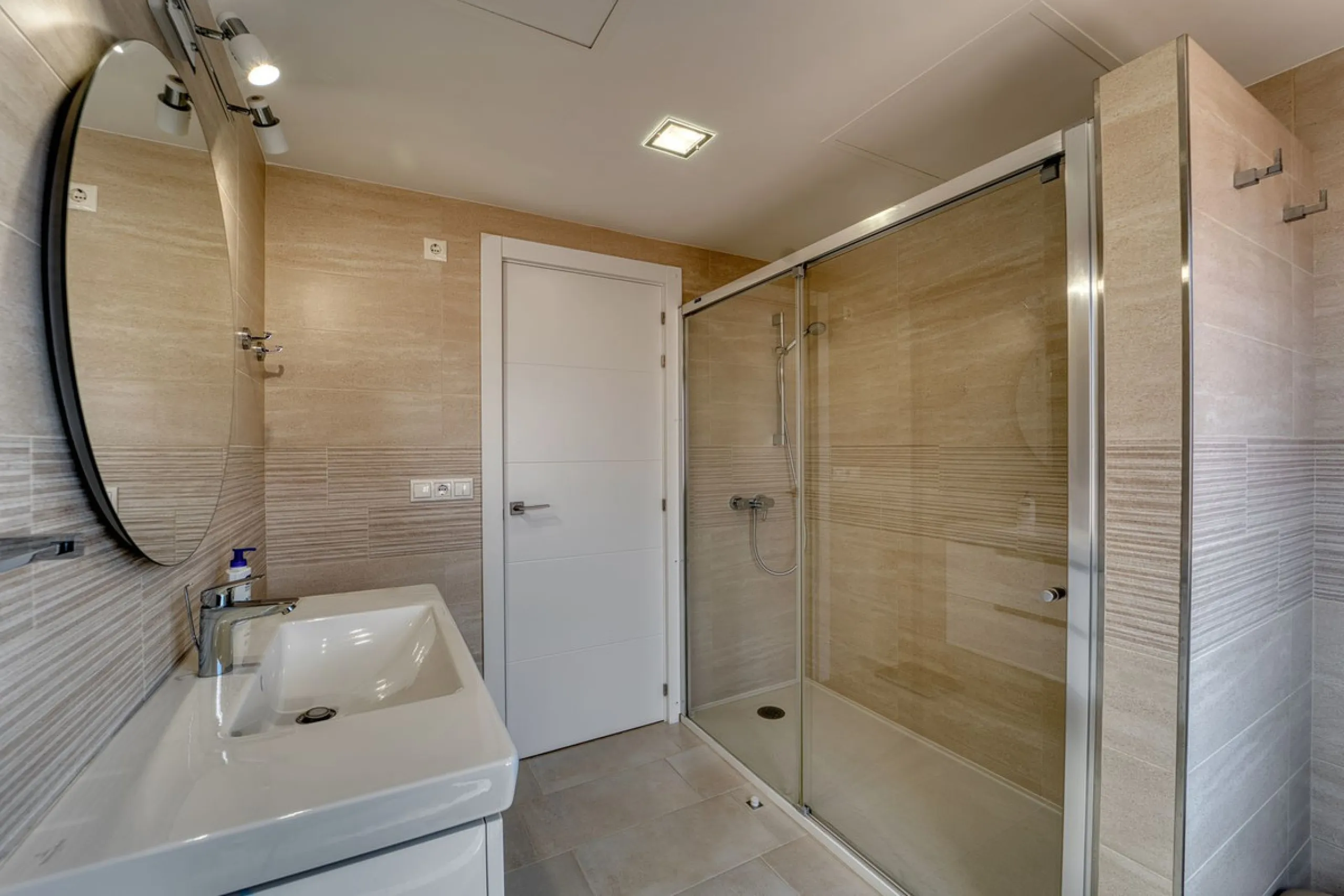 House - Detached Villa в продаже в Marbella, Málaga. В доме 5 спален и 4 ванных комнат. Площадь дома 418 м². Площадь участка 551 м²