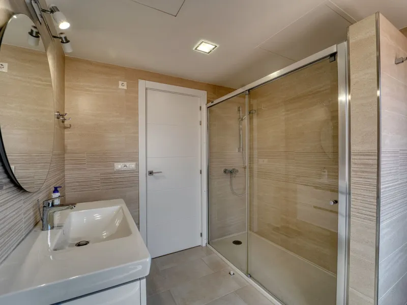 House - Detached Villa в продаже в Marbella, Málaga. В доме 5 спален и 4 ванных комнат. Площадь дома 418 м². Площадь участка 551 м²