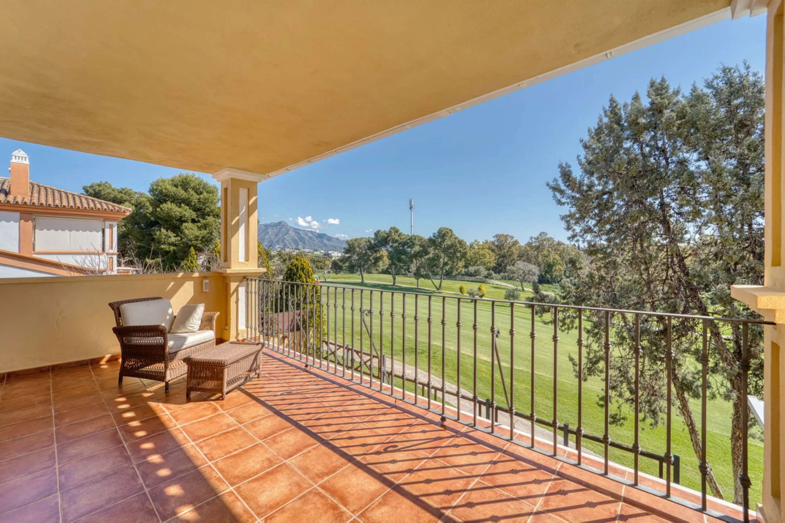 House - Detached Villa в продаже в Marbella, Málaga. В доме 5 спален и 4 ванных комнат. Площадь дома 418 м². Площадь участка 551 м²