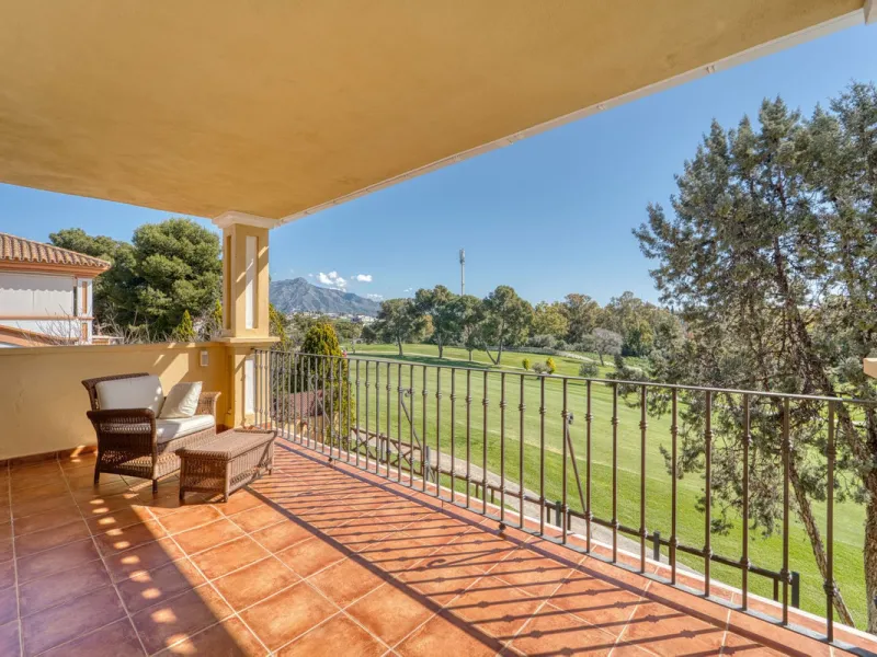 House - Detached Villa в продаже в Marbella, Málaga. В доме 5 спален и 4 ванных комнат. Площадь дома 418 м². Площадь участка 551 м²