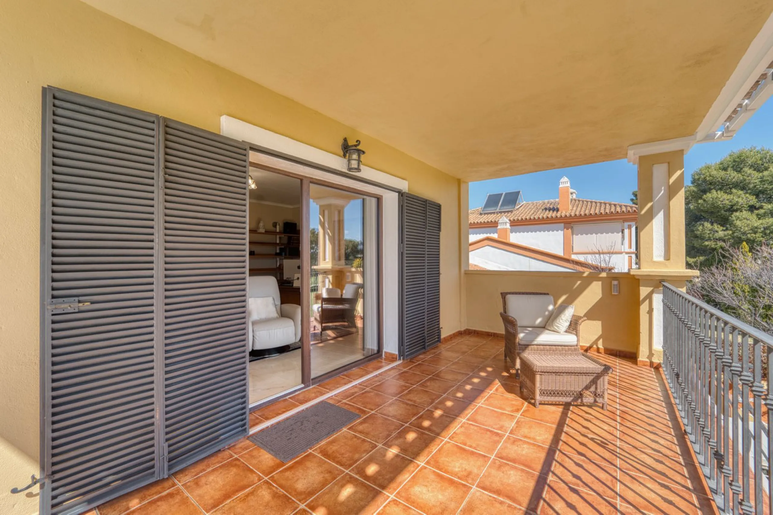 House - Detached Villa в продаже в Marbella, Málaga. В доме 5 спален и 4 ванных комнат. Площадь дома 418 м². Площадь участка 551 м²