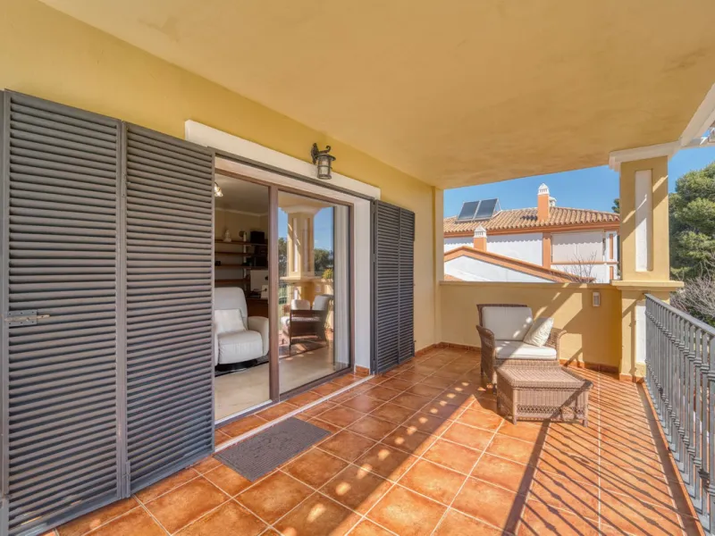 House - Detached Villa в продаже в Marbella, Málaga. В доме 5 спален и 4 ванных комнат. Площадь дома 418 м². Площадь участка 551 м²