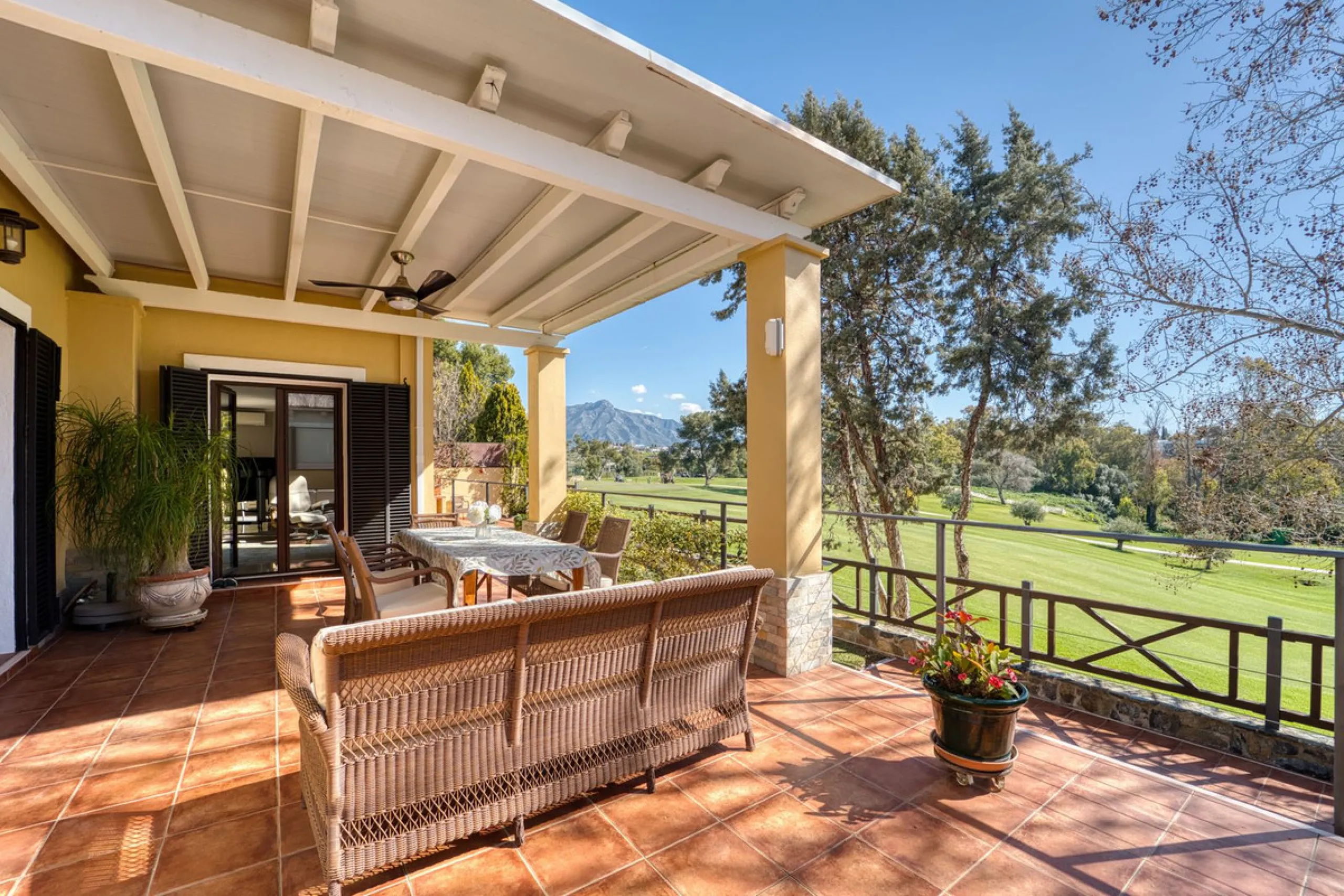 House - Detached Villa в продаже в Marbella, Málaga. В доме 5 спален и 4 ванных комнат. Площадь дома 418 м². Площадь участка 551 м²