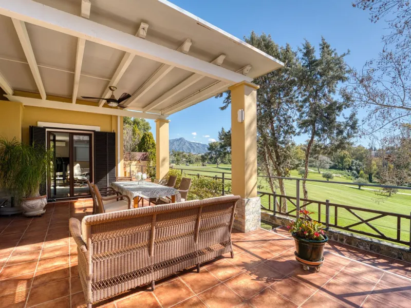 House - Detached Villa в продаже в Marbella, Málaga. В доме 5 спален и 4 ванных комнат. Площадь дома 418 м². Площадь участка 551 м²