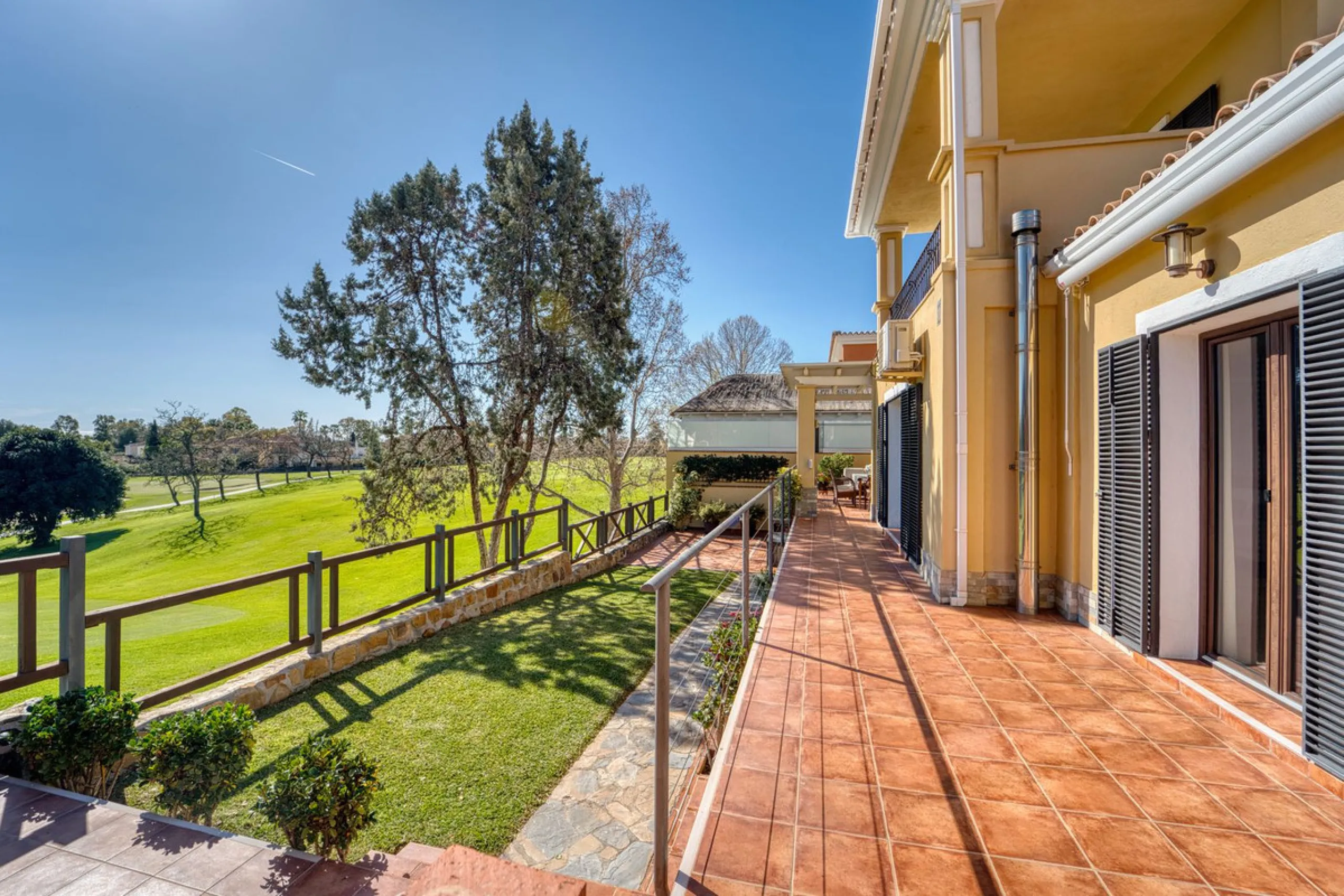 House - Detached Villa в продаже в Marbella, Málaga. В доме 5 спален и 4 ванных комнат. Площадь дома 418 м². Площадь участка 551 м²