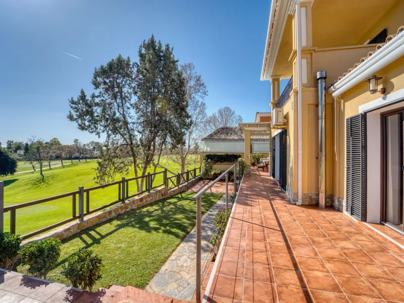 House - Detached Villa в продаже в Marbella, Málaga. В доме 5 спален и 4 ванных комнат. Площадь дома 418 м². Площадь участка 551 м²