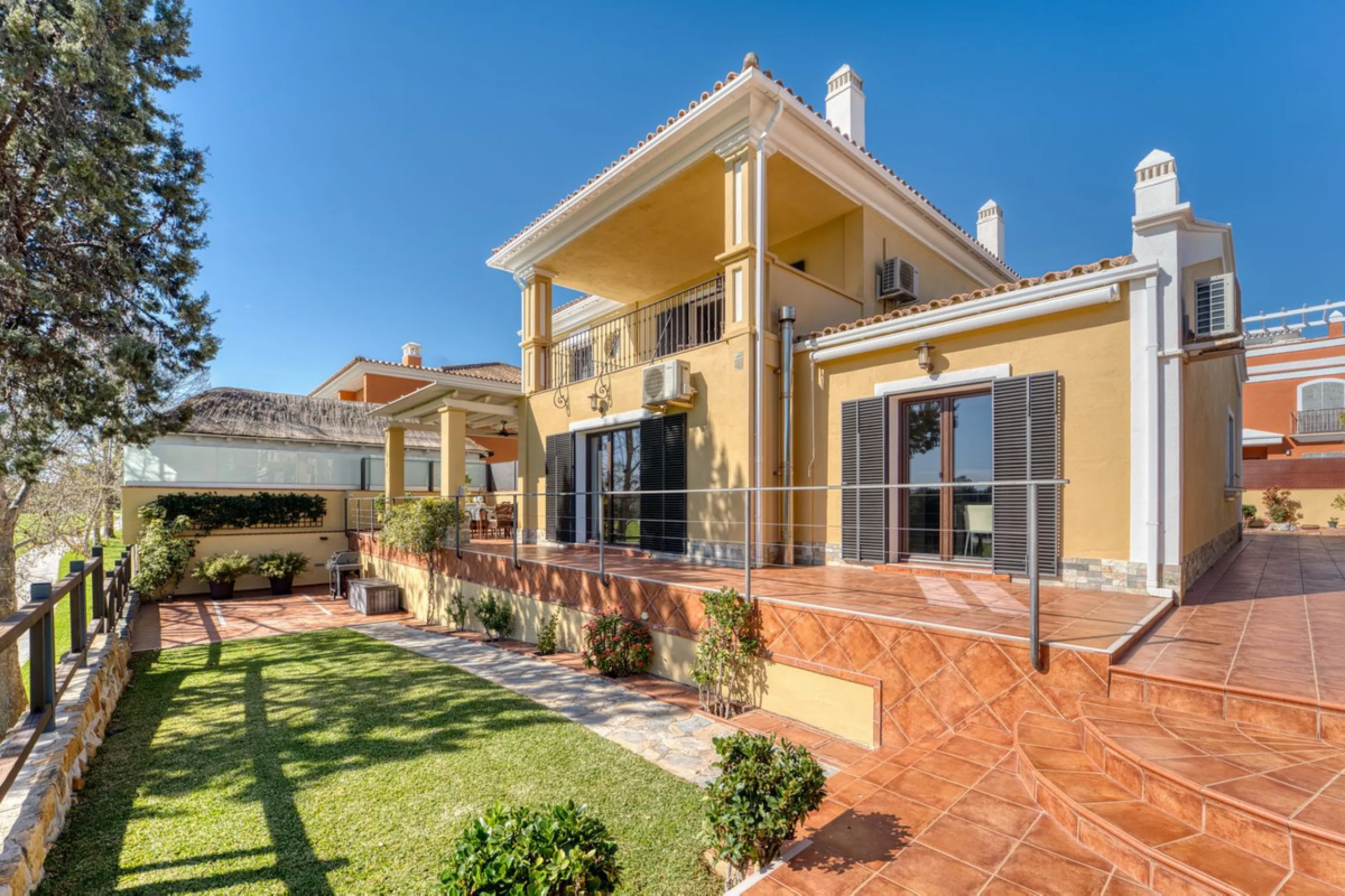 House - Detached Villa в продаже в Marbella, Málaga. В доме 5 спален и 4 ванных комнат. Площадь дома 418 м². Площадь участка 551 м²