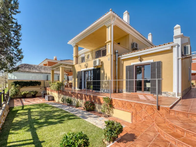 House - Detached Villa в продаже в Marbella, Málaga. В доме 5 спален и 4 ванных комнат. Площадь дома 418 м². Площадь участка 551 м²