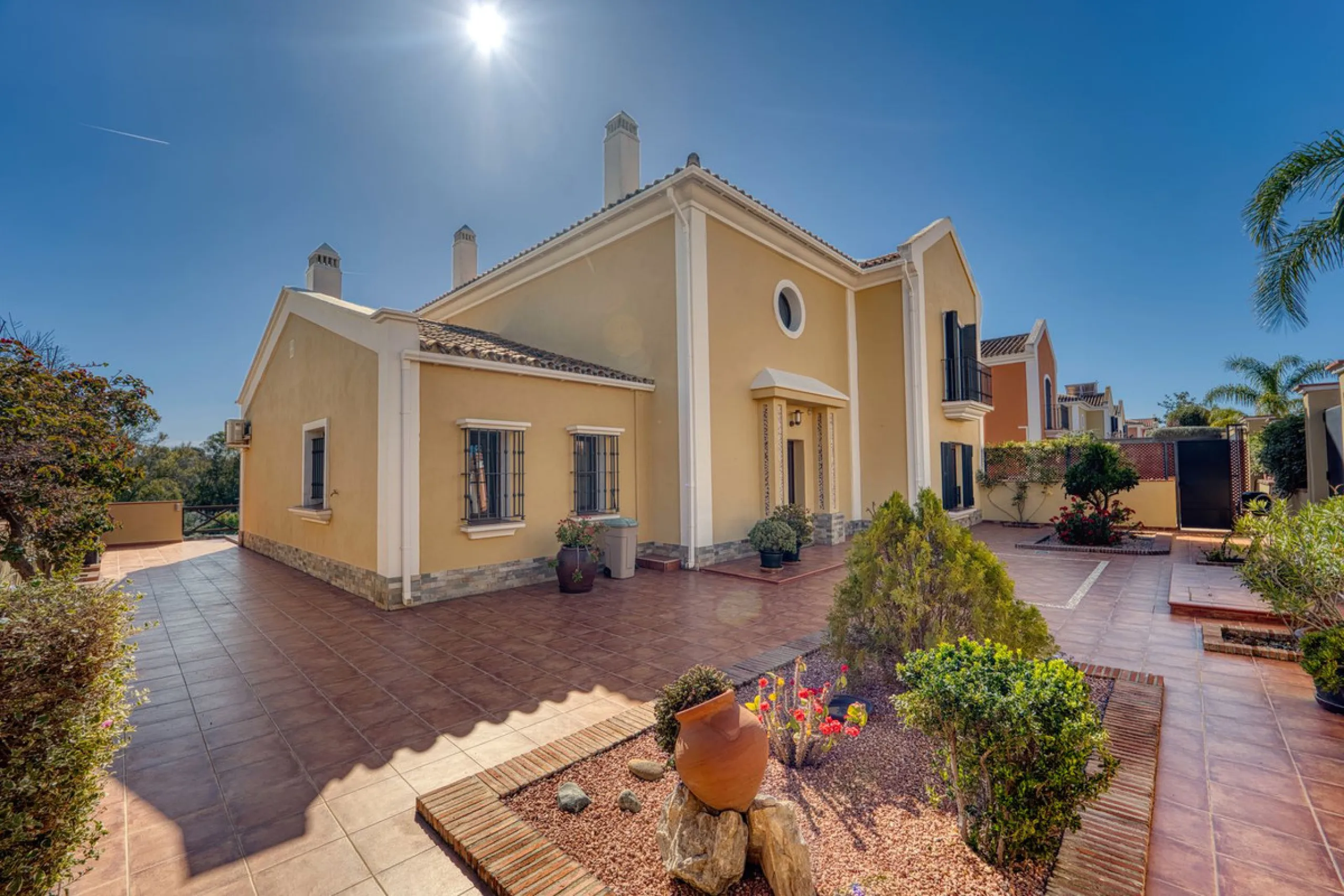 House - Detached Villa в продаже в Marbella, Málaga. В доме 5 спален и 4 ванных комнат. Площадь дома 418 м². Площадь участка 551 м²