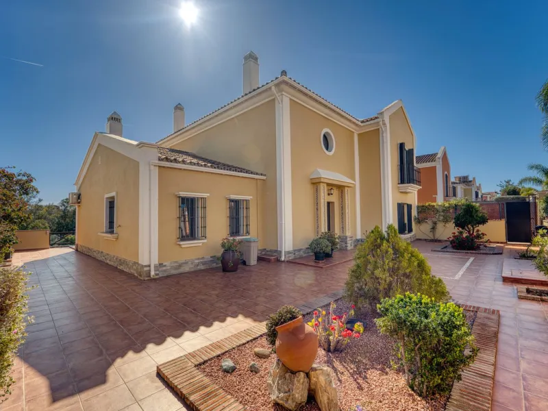 House - Detached Villa в продаже в Marbella, Málaga. В доме 5 спален и 4 ванных комнат. Площадь дома 418 м². Площадь участка 551 м²