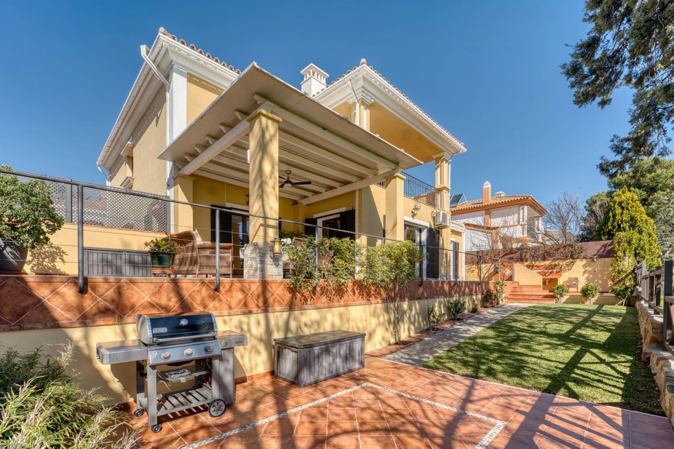 House - Detached Villa в продаже в Marbella, Málaga. В доме 5 спален и 4 ванных комнат. Площадь дома 418 м². Площадь участка 551 м²