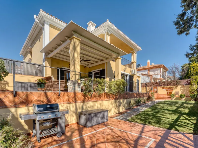 House - Detached Villa в продаже в Marbella, Málaga. В доме 5 спален и 4 ванных комнат. Площадь дома 418 м². Площадь участка 551 м²