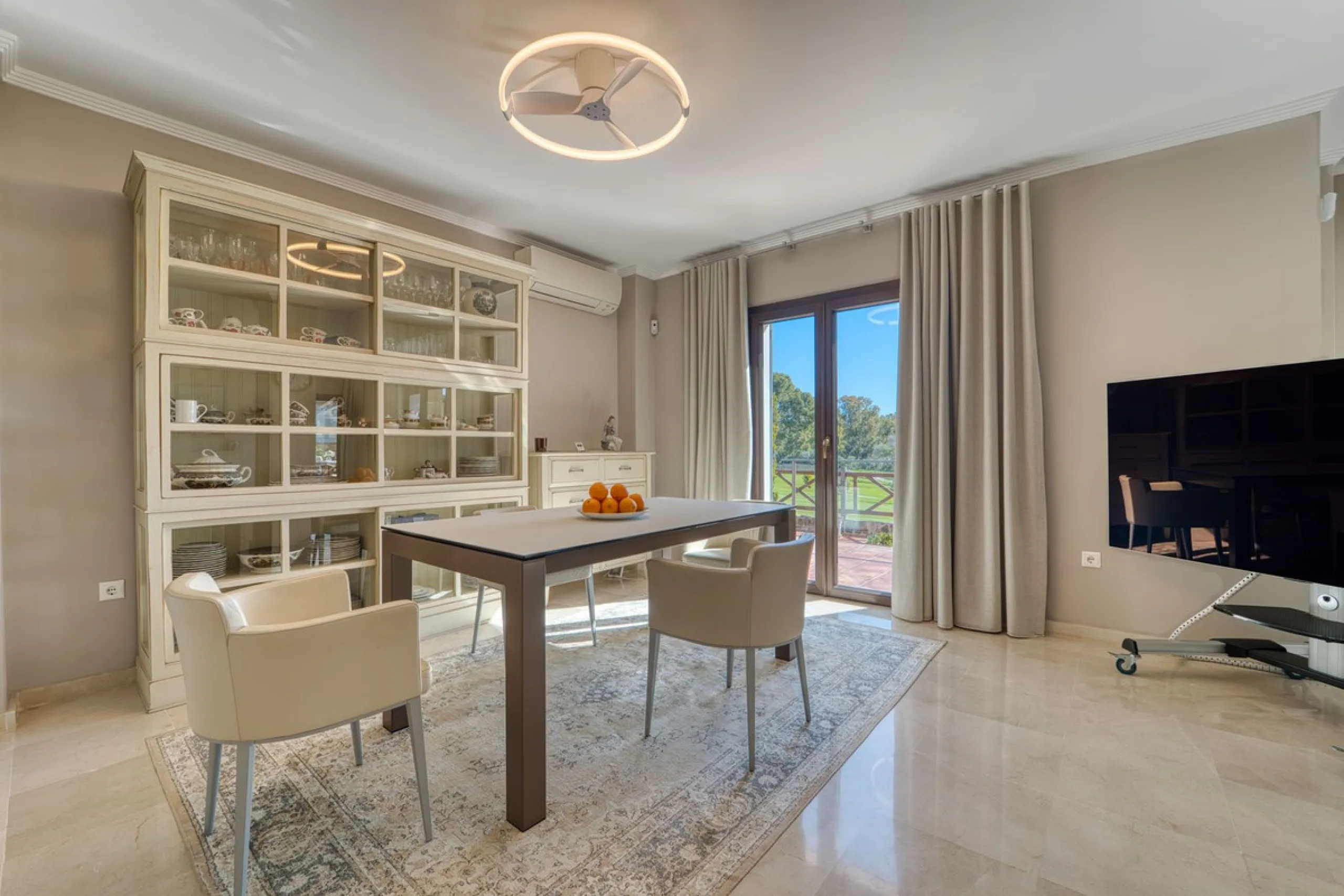 House - Detached Villa в продаже в Marbella, Málaga. В доме 5 спален и 4 ванных комнат. Площадь дома 418 м². Площадь участка 551 м²