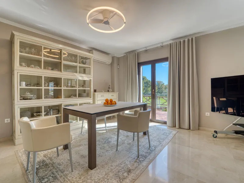 House - Detached Villa в продаже в Marbella, Málaga. В доме 5 спален и 4 ванных комнат. Площадь дома 418 м². Площадь участка 551 м²