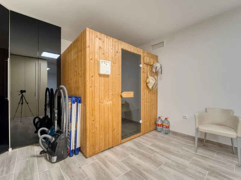House - Detached Villa в продаже в Marbella, Málaga. В доме 5 спален и 4 ванных комнат. Площадь дома 418 м². Площадь участка 551 м²