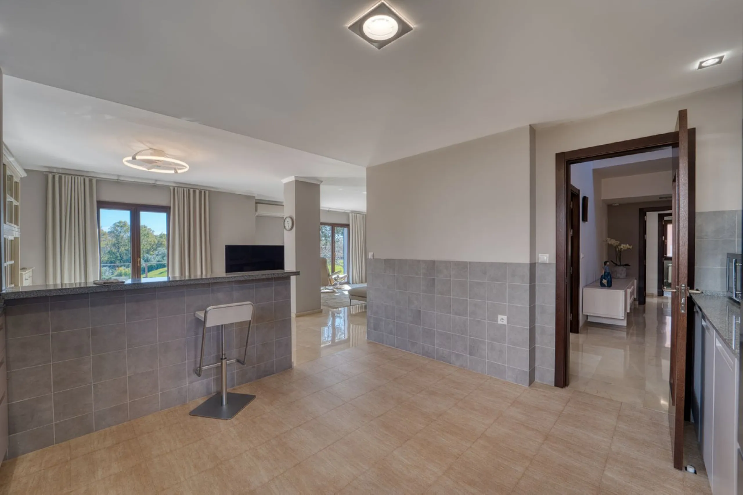 House - Detached Villa в продаже в Marbella, Málaga. В доме 5 спален и 4 ванных комнат. Площадь дома 418 м². Площадь участка 551 м²
