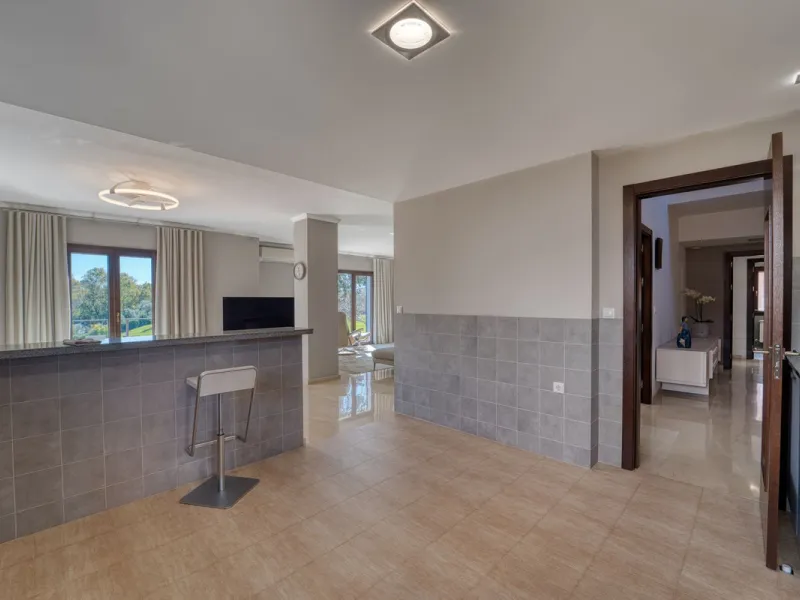House - Detached Villa в продаже в Marbella, Málaga. В доме 5 спален и 4 ванных комнат. Площадь дома 418 м². Площадь участка 551 м²