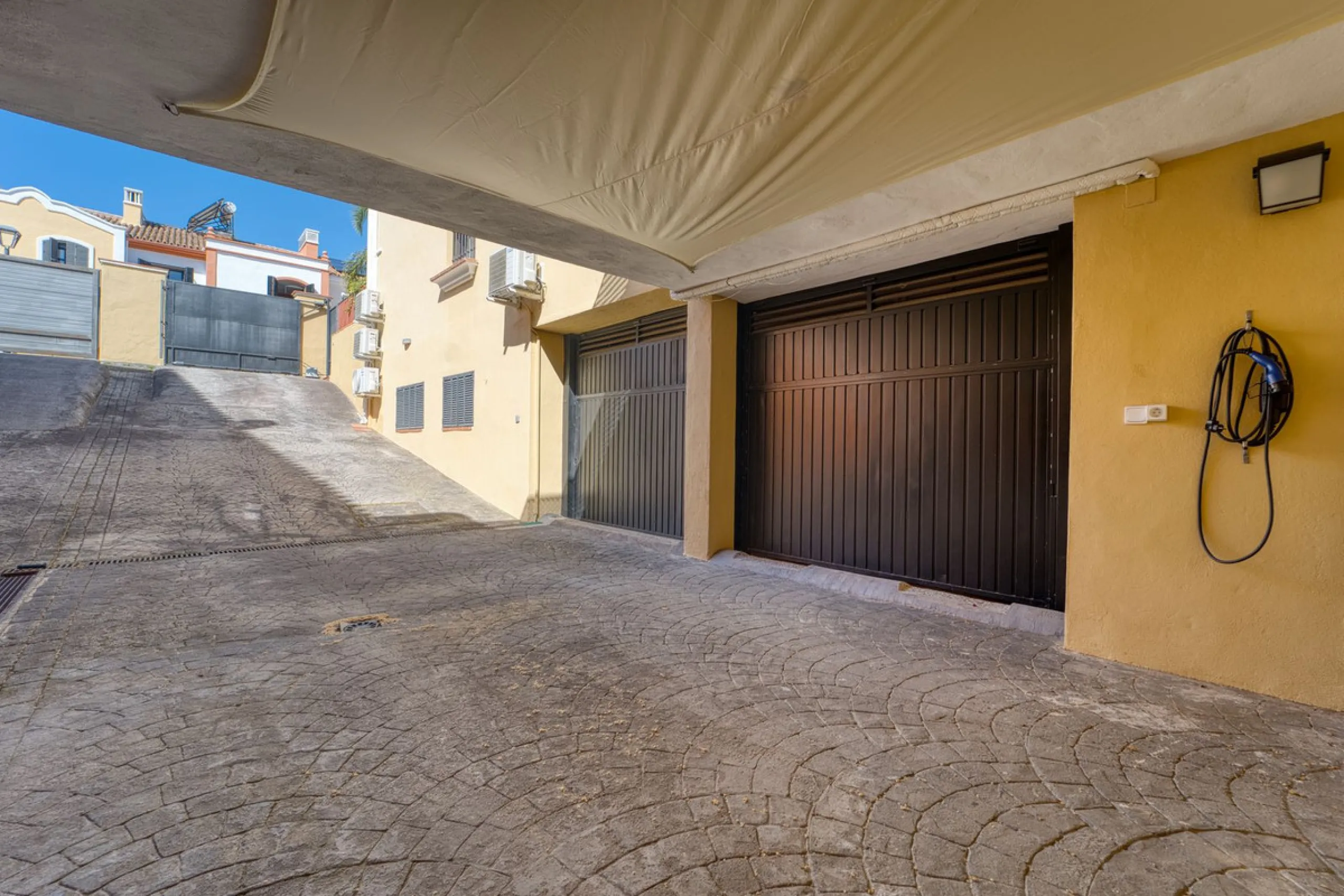 House - Detached Villa в продаже в Marbella, Málaga. В доме 5 спален и 4 ванных комнат. Площадь дома 418 м². Площадь участка 551 м²