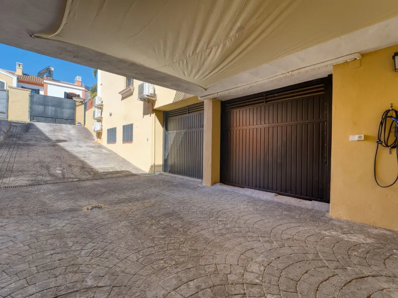 House - Detached Villa в продаже в Marbella, Málaga. В доме 5 спален и 4 ванных комнат. Площадь дома 418 м². Площадь участка 551 м²