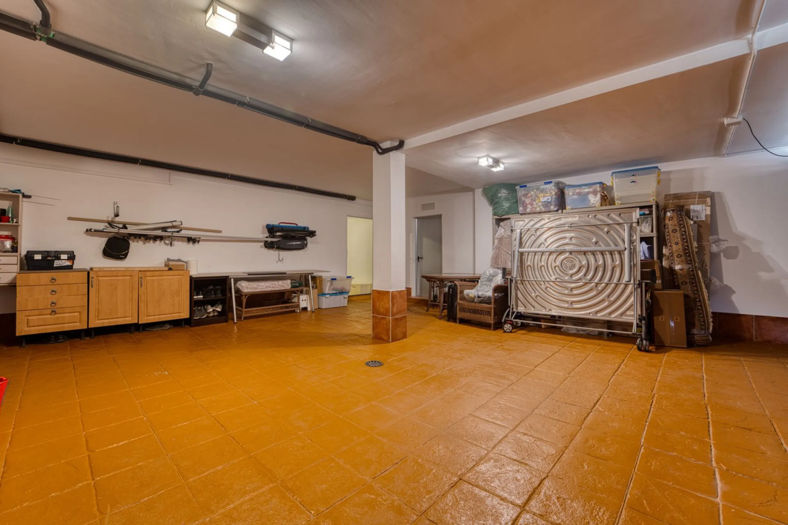 House - Detached Villa в продаже в Marbella, Málaga. В доме 5 спален и 4 ванных комнат. Площадь дома 418 м². Площадь участка 551 м²