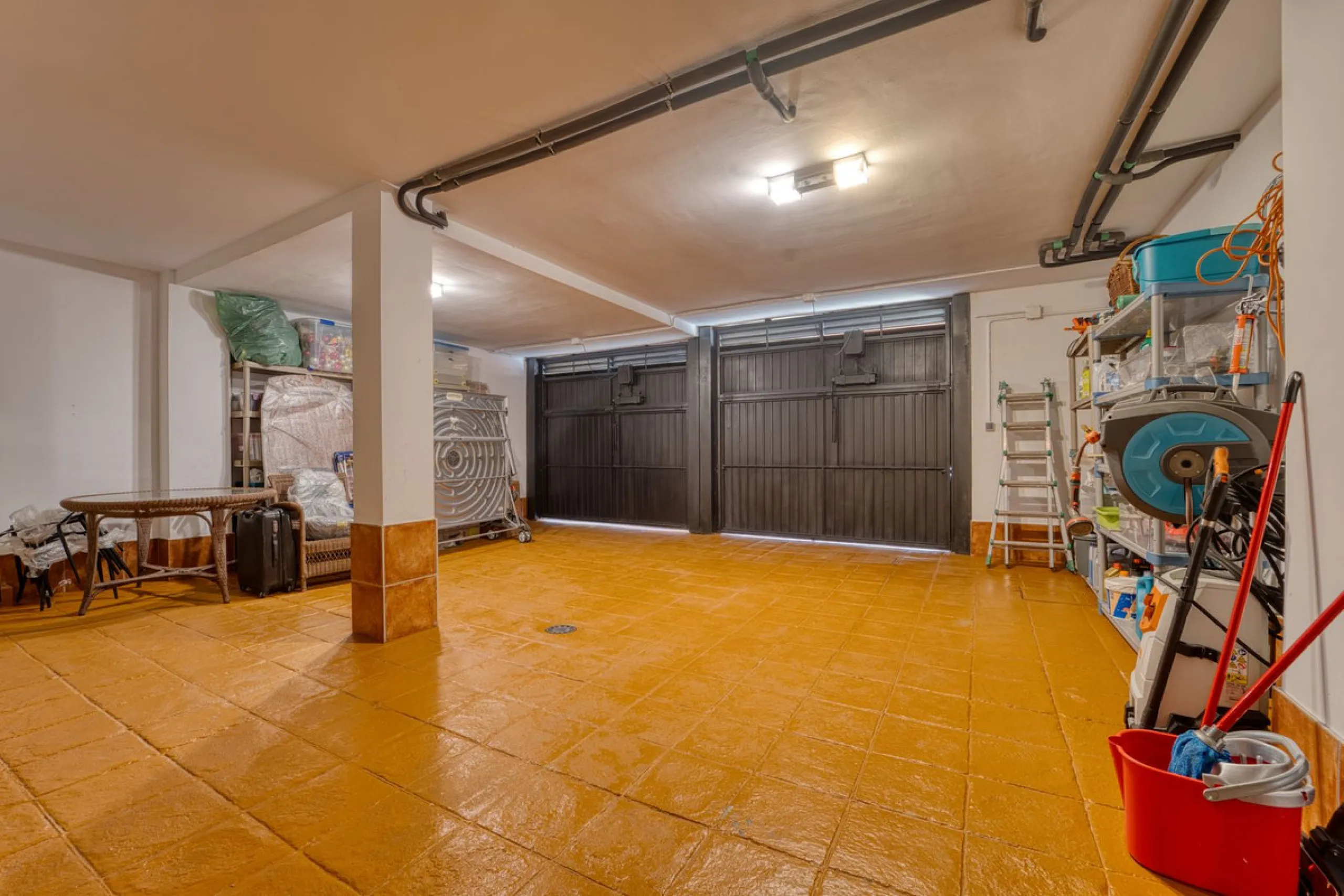 House - Detached Villa в продаже в Marbella, Málaga. В доме 5 спален и 4 ванных комнат. Площадь дома 418 м². Площадь участка 551 м²