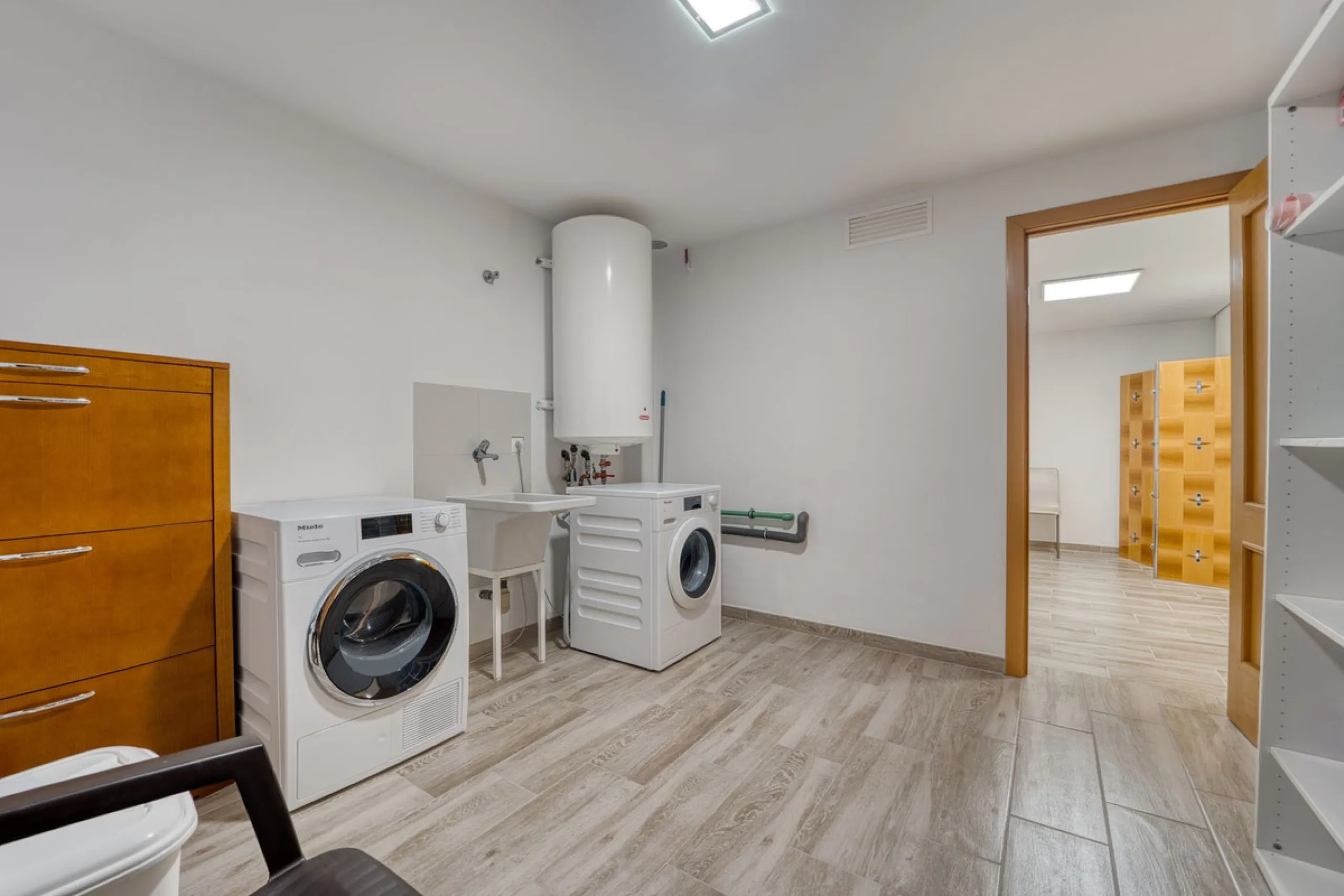 House - Detached Villa в продаже в Marbella, Málaga. В доме 5 спален и 4 ванных комнат. Площадь дома 418 м². Площадь участка 551 м²