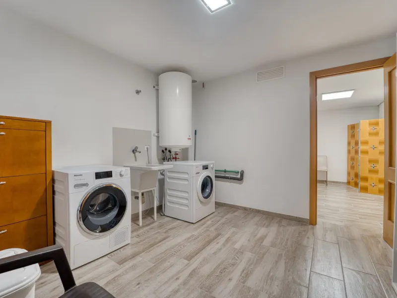 House - Detached Villa в продаже в Marbella, Málaga. В доме 5 спален и 4 ванных комнат. Площадь дома 418 м². Площадь участка 551 м²
