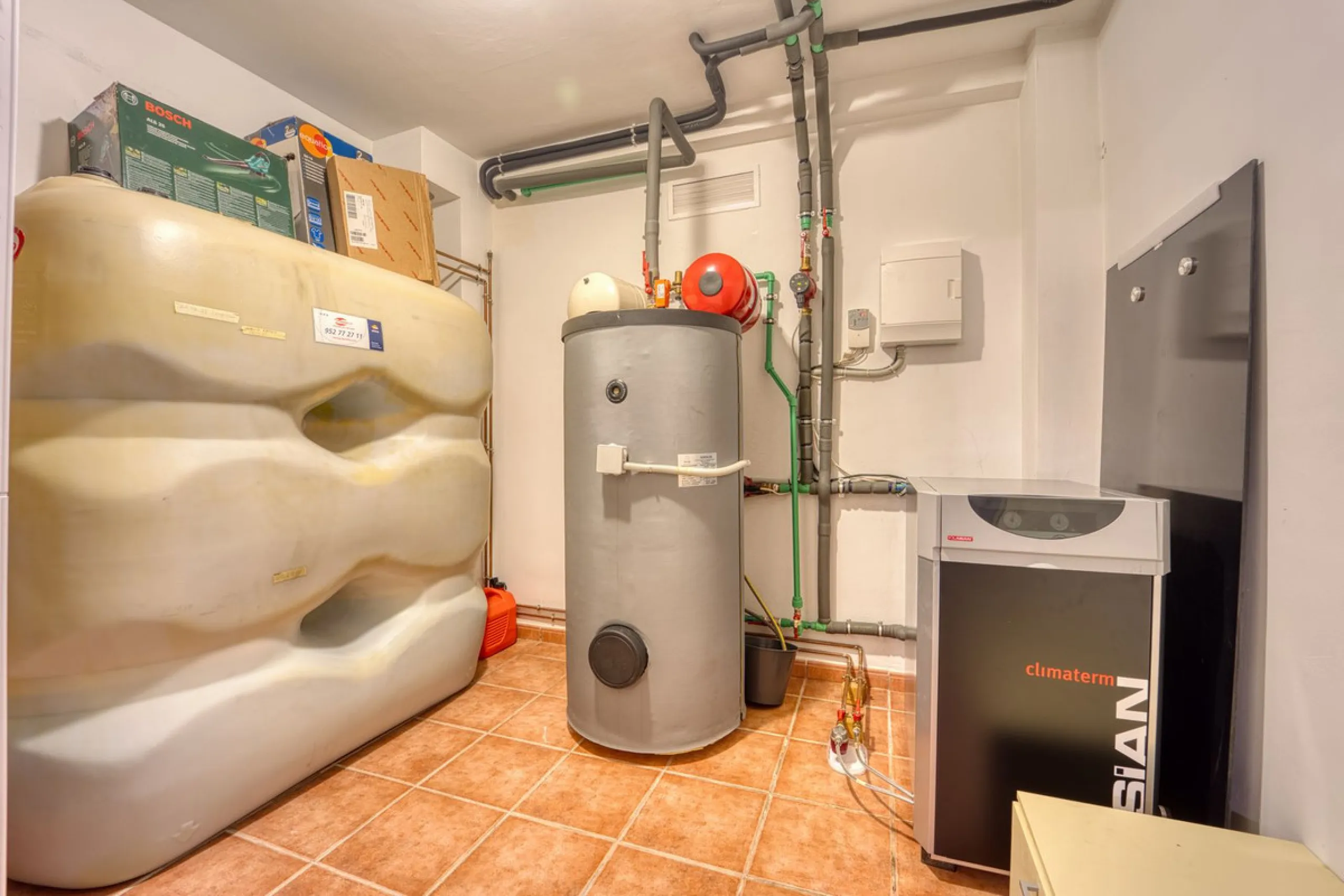 House - Detached Villa в продаже в Marbella, Málaga. В доме 5 спален и 4 ванных комнат. Площадь дома 418 м². Площадь участка 551 м²