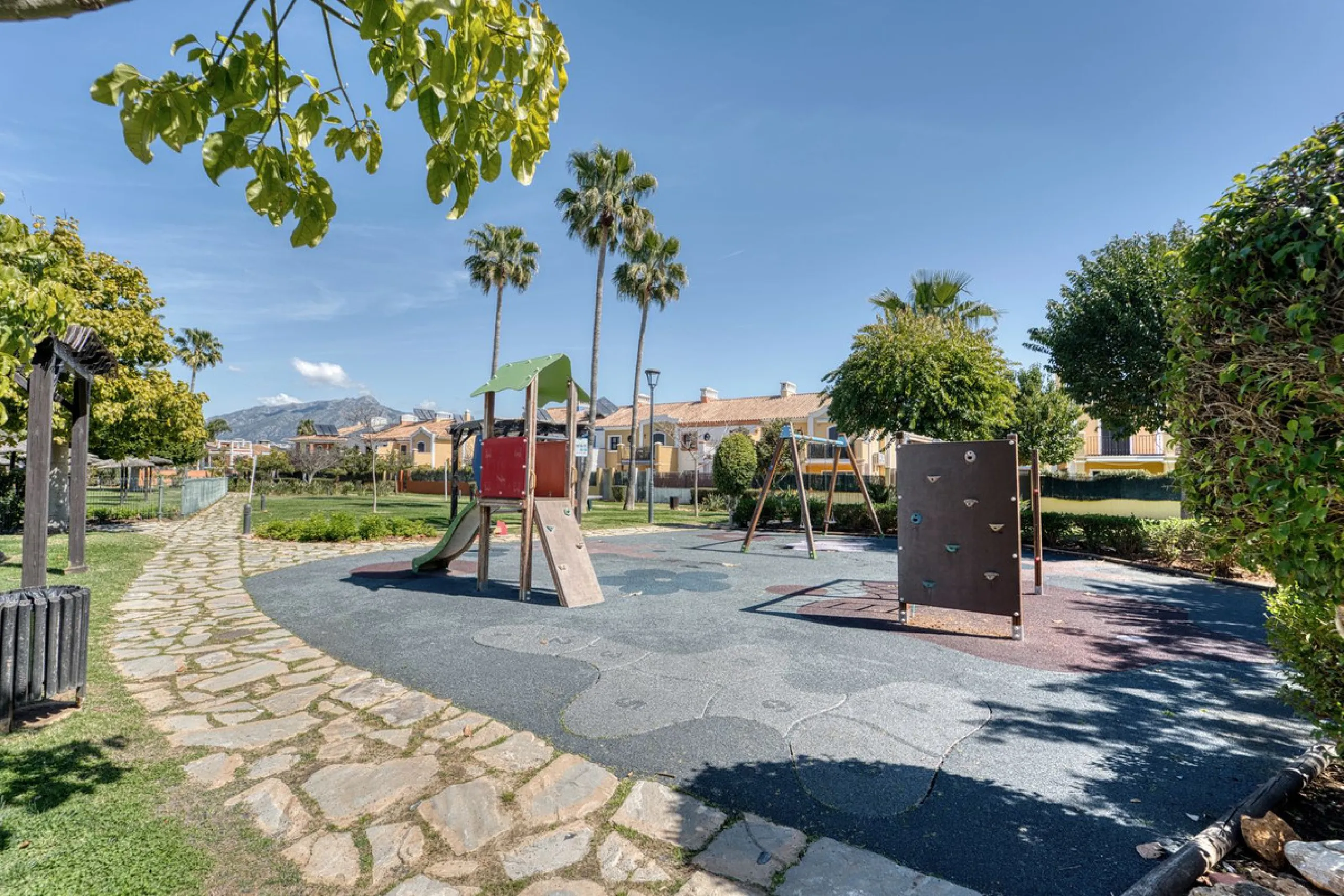House - Detached Villa в продаже в Marbella, Málaga. В доме 5 спален и 4 ванных комнат. Площадь дома 418 м². Площадь участка 551 м²