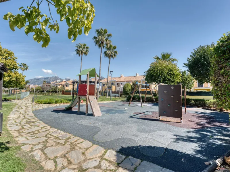 House - Detached Villa в продаже в Marbella, Málaga. В доме 5 спален и 4 ванных комнат. Площадь дома 418 м². Площадь участка 551 м²