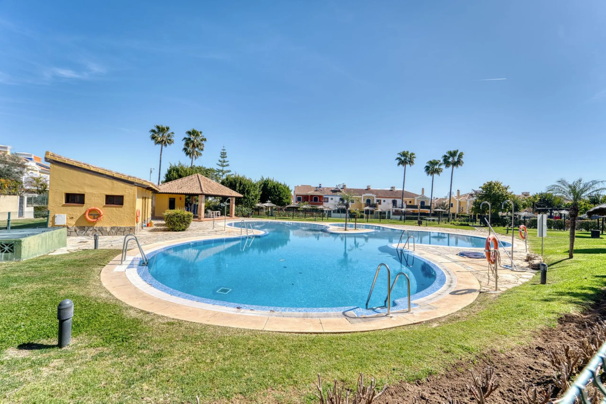 House - Detached Villa в продаже в Marbella, Málaga. В доме 5 спален и 4 ванных комнат. Площадь дома 418 м². Площадь участка 551 м²