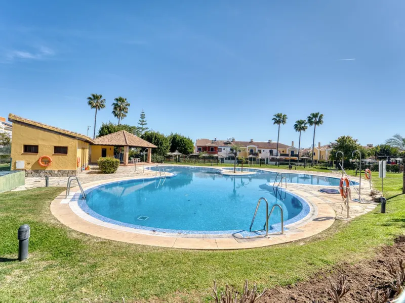 House - Detached Villa в продаже в Marbella, Málaga. В доме 5 спален и 4 ванных комнат. Площадь дома 418 м². Площадь участка 551 м²