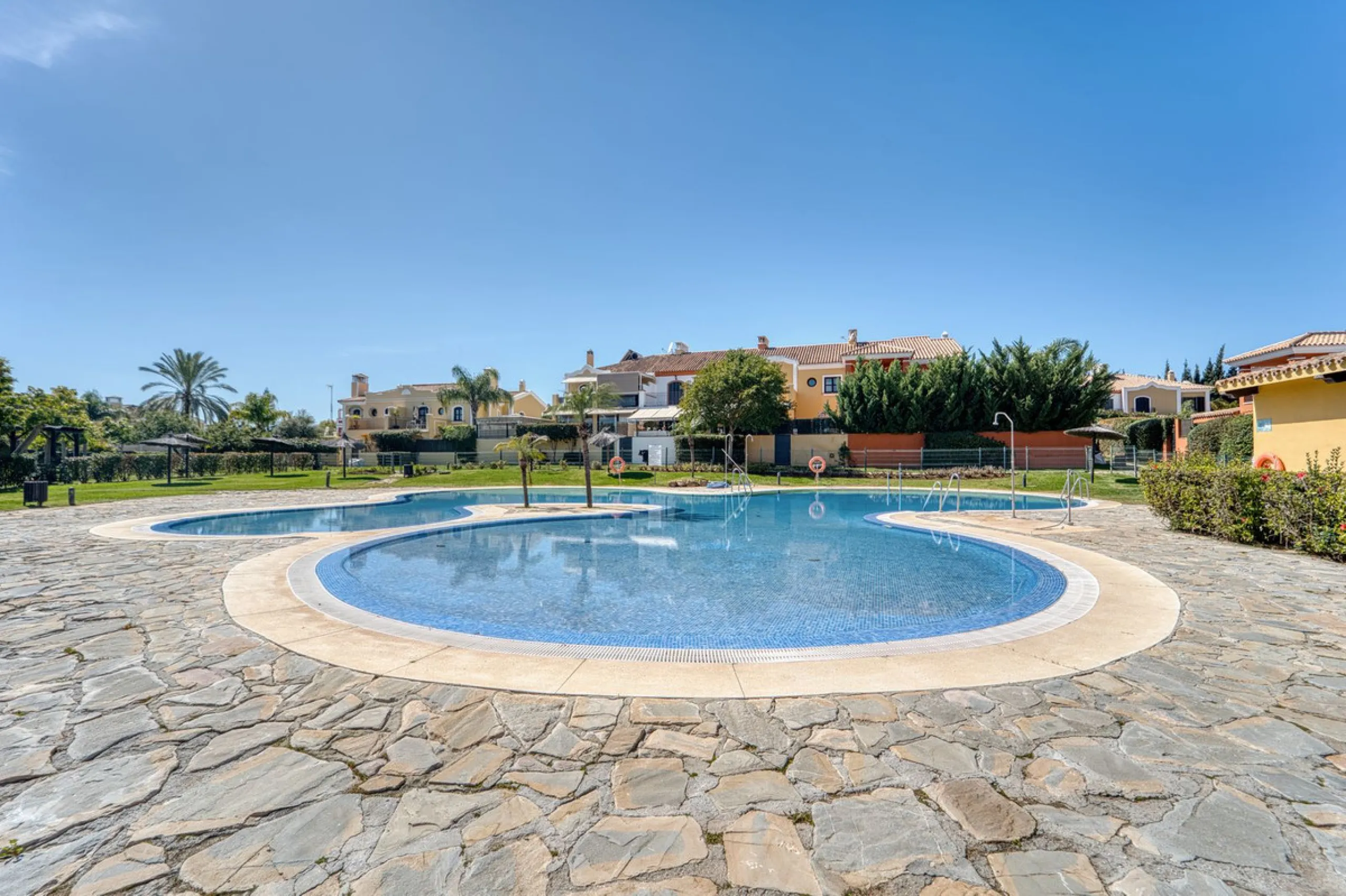 House - Detached Villa в продаже в Marbella, Málaga. В доме 5 спален и 4 ванных комнат. Площадь дома 418 м². Площадь участка 551 м²
