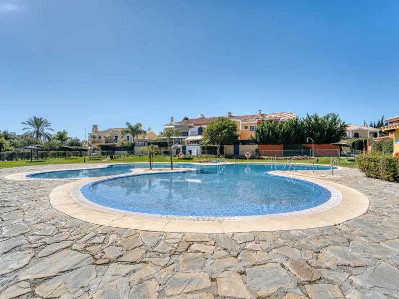 House - Detached Villa в продаже в Marbella, Málaga. В доме 5 спален и 4 ванных комнат. Площадь дома 418 м². Площадь участка 551 м²