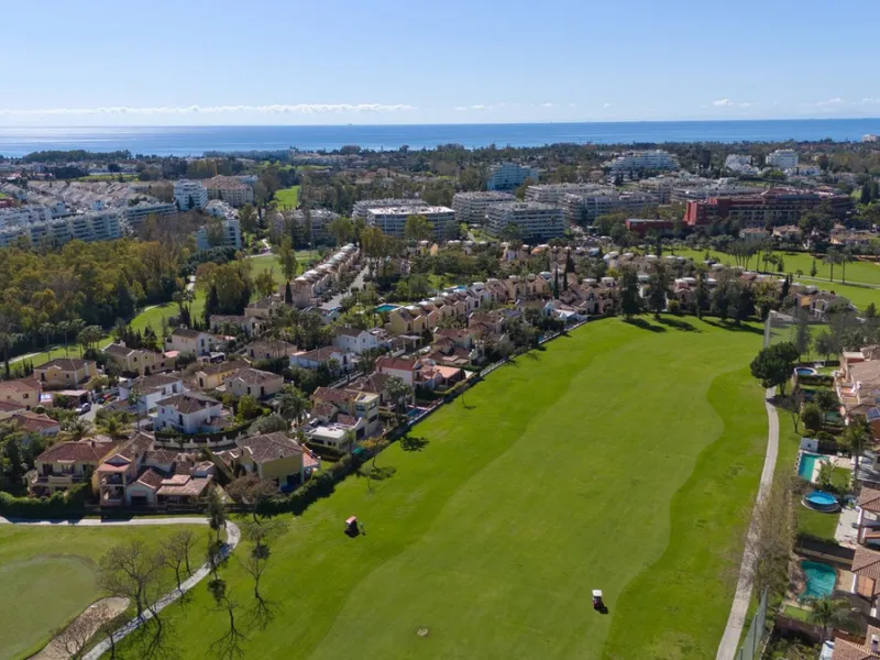 House - Detached Villa в продаже в Marbella, Málaga. В доме 5 спален и 4 ванных комнат. Площадь дома 418 м². Площадь участка 551 м²