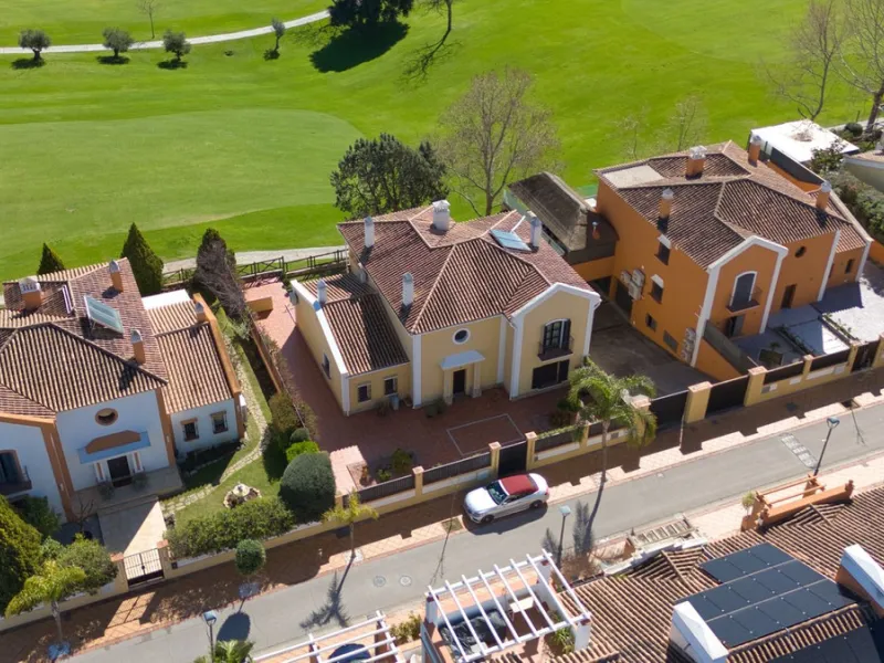 House - Detached Villa в продаже в Marbella, Málaga. В доме 5 спален и 4 ванных комнат. Площадь дома 418 м². Площадь участка 551 м²
