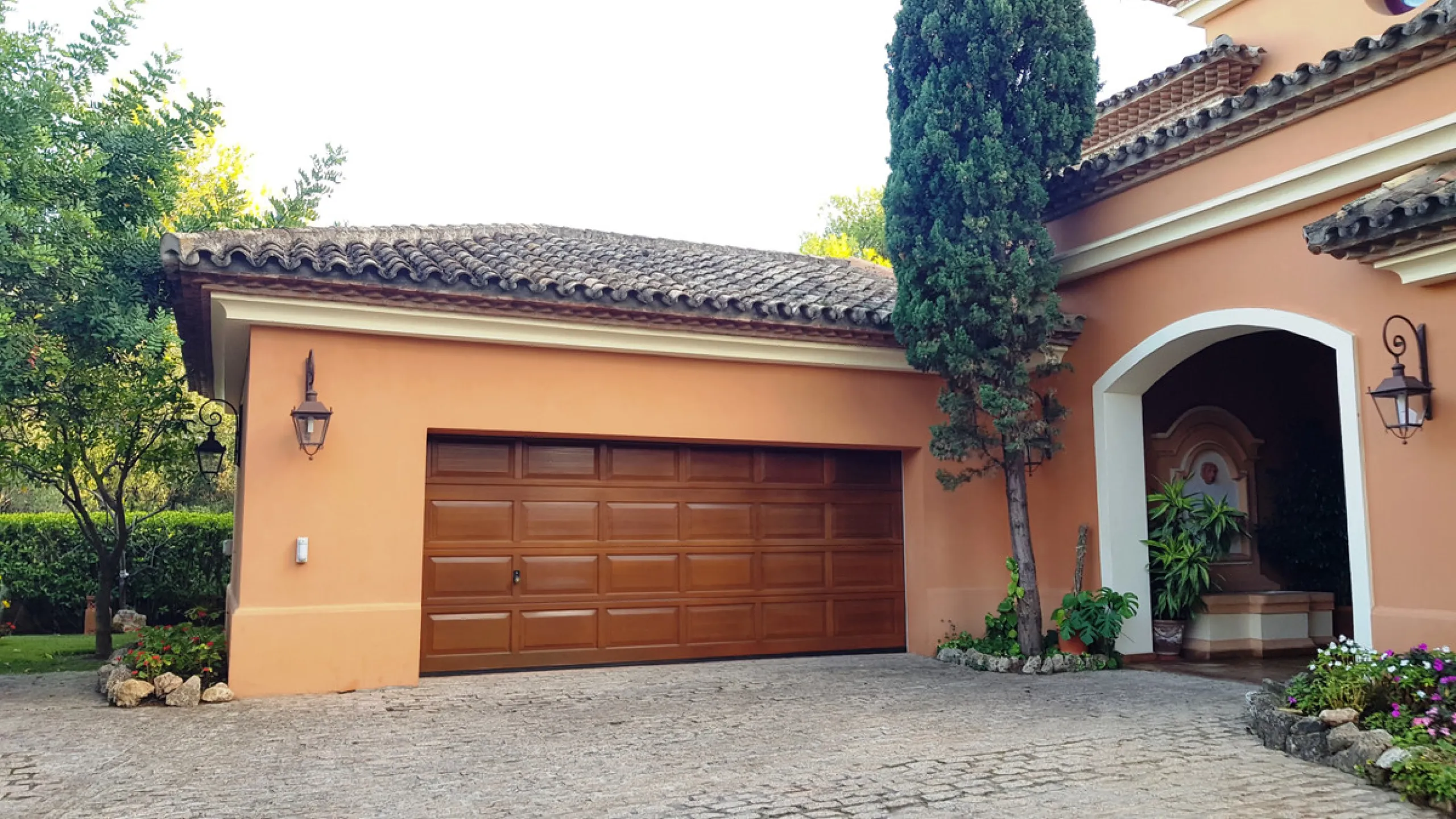 This comfortable and imposing property is located in the prestigious and secure community of Altos Reales with 24h security, manicured gardens, paddle courts and children's play area.