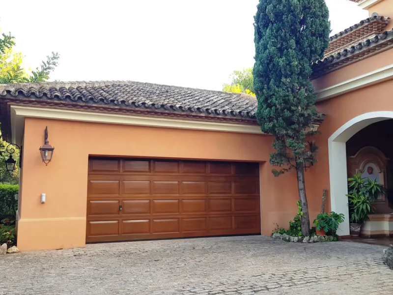 This comfortable and imposing property is located in the prestigious and secure community of Altos Reales with 24h security, manicured gardens, paddle courts and children's play area.