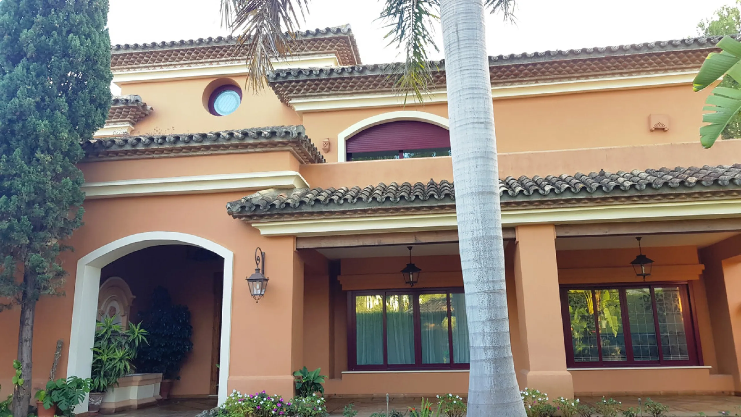 This comfortable and imposing property is located in the prestigious and secure community of Altos Reales with 24h security, manicured gardens, paddle courts and children's play area.