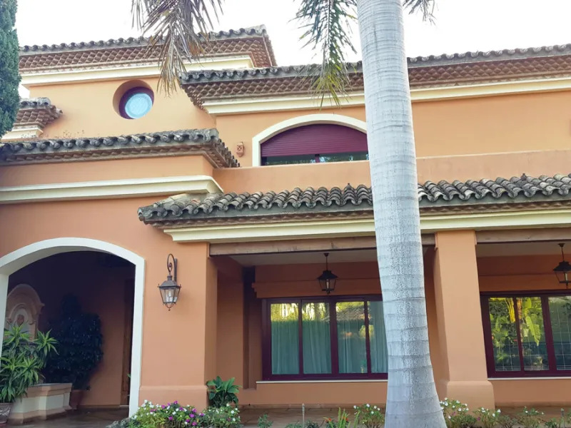 This comfortable and imposing property is located in the prestigious and secure community of Altos Reales with 24h security, manicured gardens, paddle courts and children's play area.