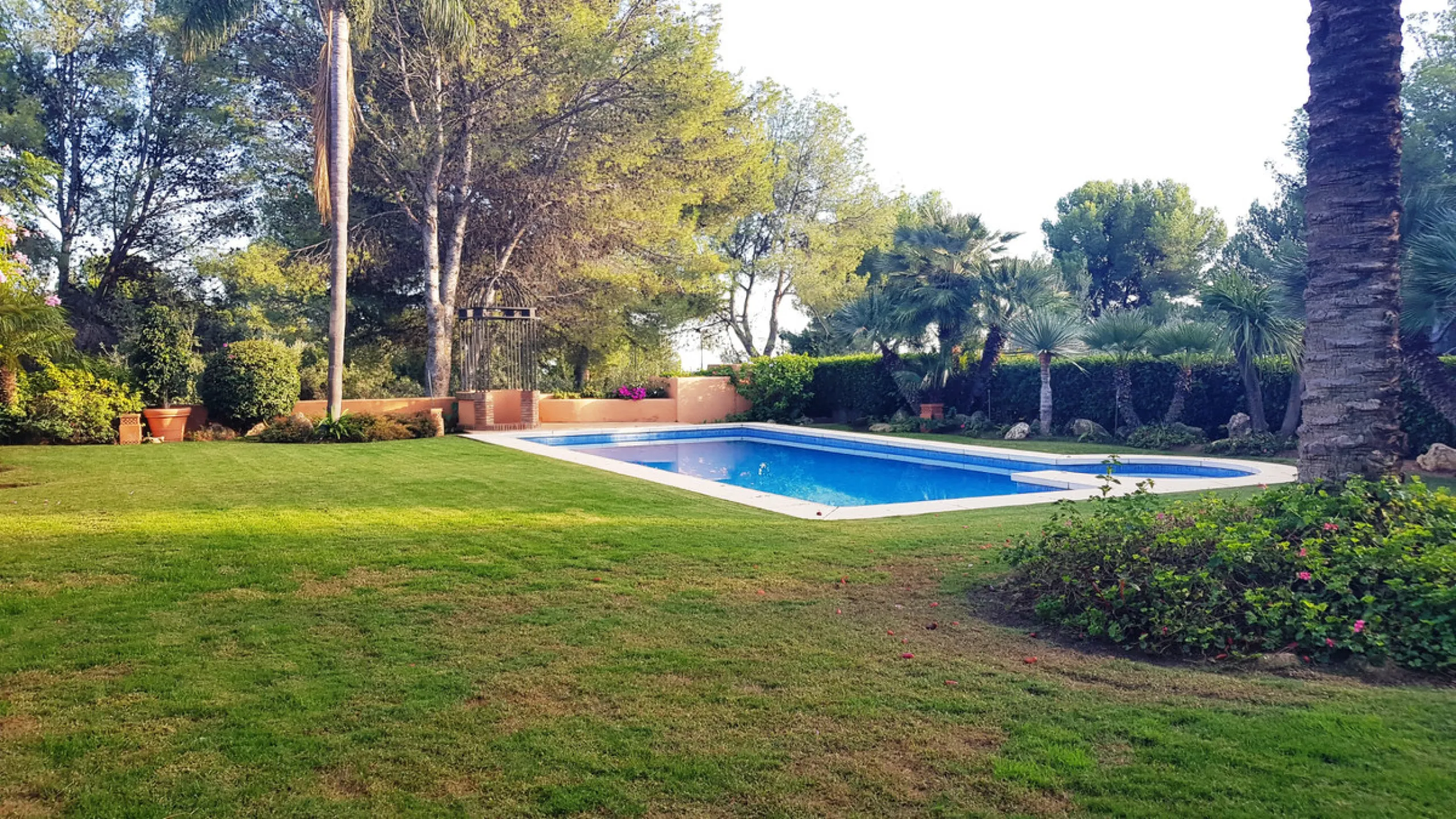 This comfortable and imposing property is located in the prestigious and secure community of Altos Reales with 24h security, manicured gardens, paddle courts and children's play area.