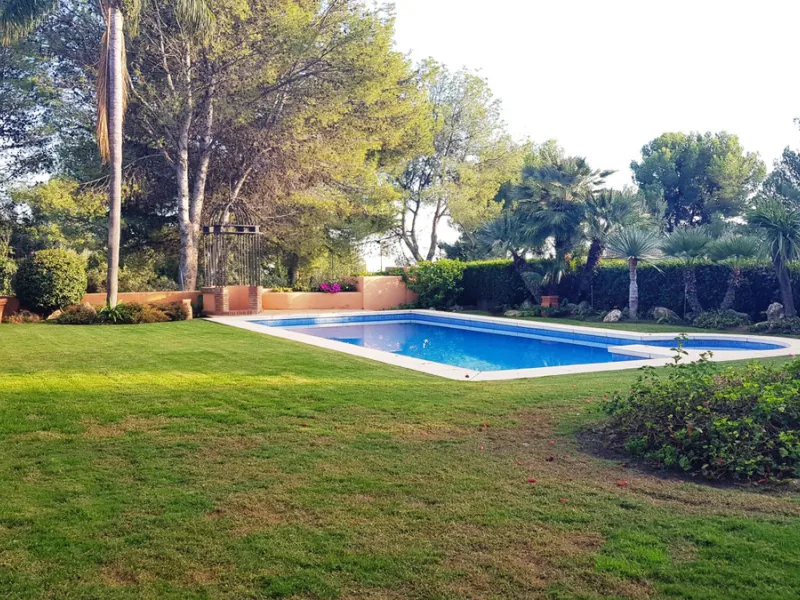 This comfortable and imposing property is located in the prestigious and secure community of Altos Reales with 24h security, manicured gardens, paddle courts and children's play area.