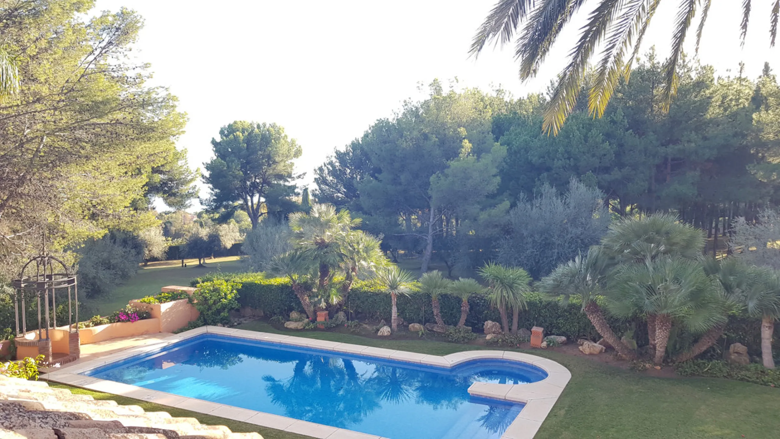 This comfortable and imposing property is located in the prestigious and secure community of Altos Reales with 24h security, manicured gardens, paddle courts and children's play area.