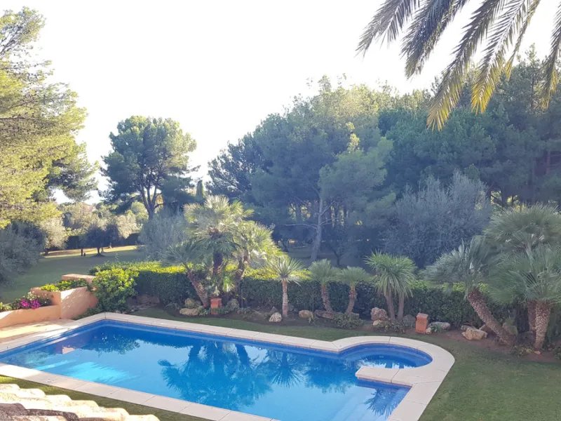 This comfortable and imposing property is located in the prestigious and secure community of Altos Reales with 24h security, manicured gardens, paddle courts and children's play area.