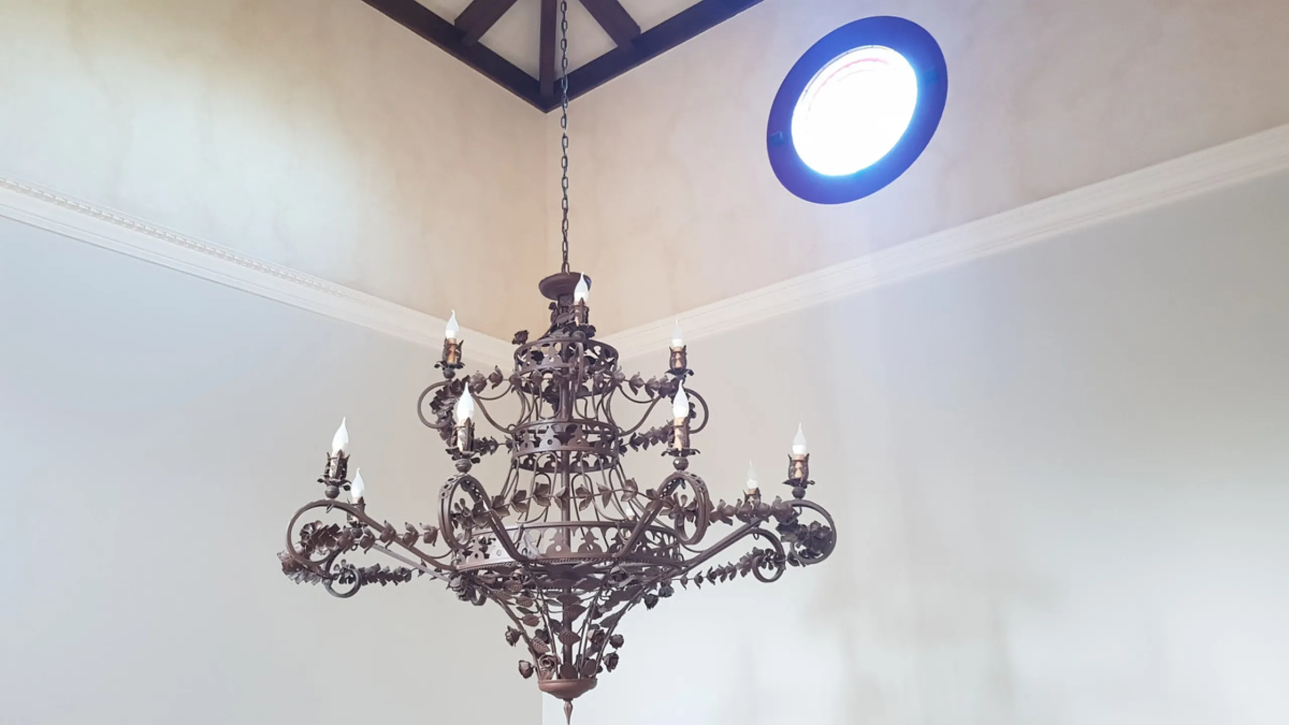 This comfortable and imposing property is located in the prestigious and secure community of Altos Reales with 24h security, manicured gardens, paddle courts and children's play area.
