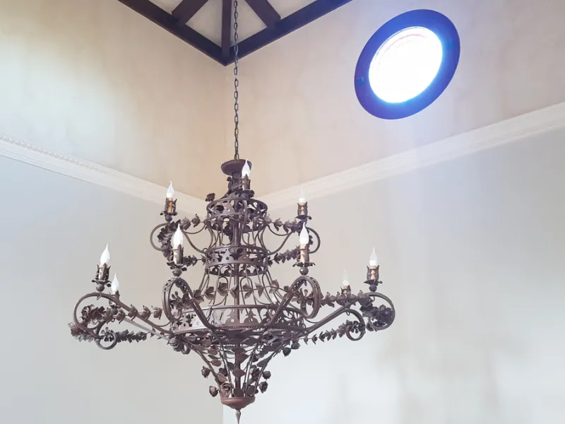 This comfortable and imposing property is located in the prestigious and secure community of Altos Reales with 24h security, manicured gardens, paddle courts and children's play area.
