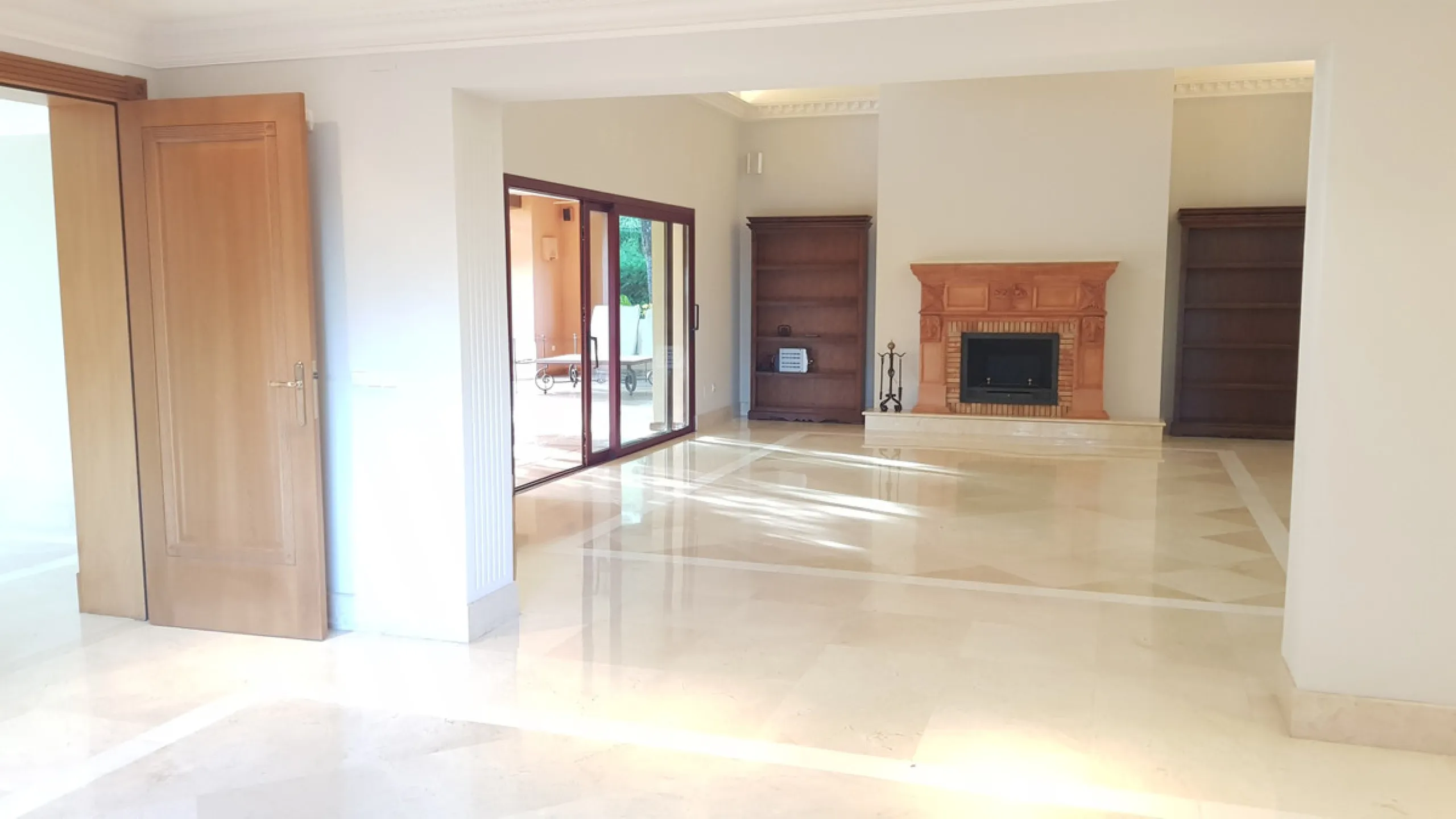 This comfortable and imposing property is located in the prestigious and secure community of Altos Reales with 24h security, manicured gardens, paddle courts and children's play area.
