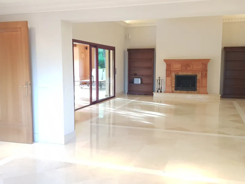 This comfortable and imposing property is located in the prestigious and secure community of Altos Reales with 24h security, manicured gardens, paddle courts and children's play area.