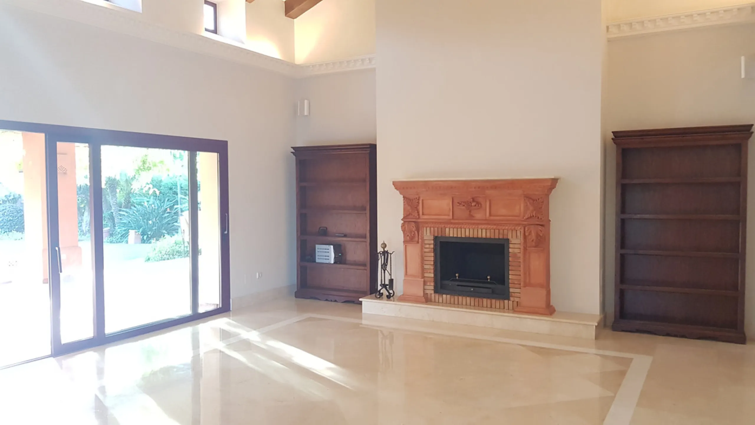 This comfortable and imposing property is located in the prestigious and secure community of Altos Reales with 24h security, manicured gardens, paddle courts and children's play area.