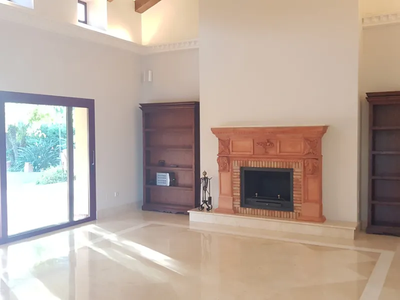This comfortable and imposing property is located in the prestigious and secure community of Altos Reales with 24h security, manicured gardens, paddle courts and children's play area.